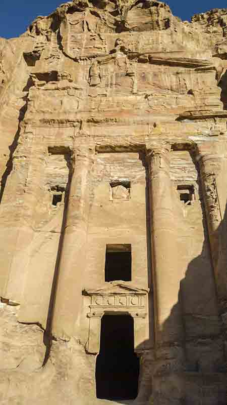 81 - Jordania - Petra - Tumbas Reales - tumba de La Urna